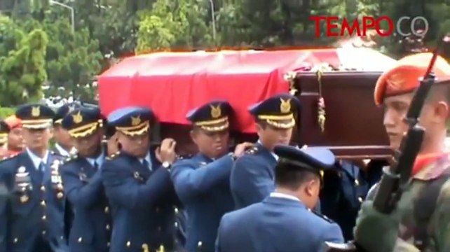 Isak Tangis Iringi Pemakaman Pilot Super Tucano Ivy Safatillah
