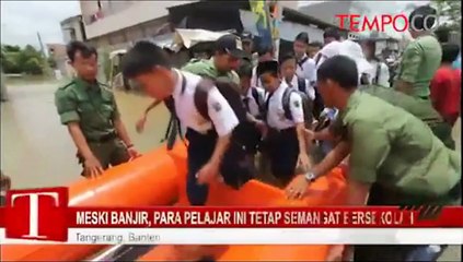 Meski Banjir, Para Pelajar Ini Tetap Semangat Bersekolah