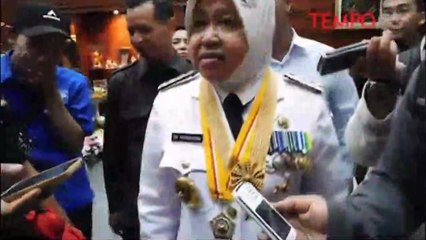 Hadiri Pelantikan Wali Kota, Risma Kenakan Sepatu Buatan Dolly