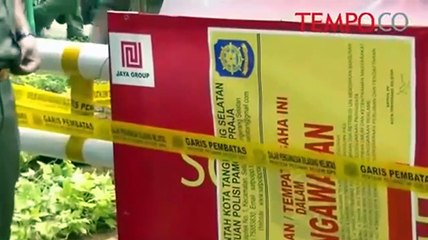 Puluhan Showroom Mobil Disegel Petugas Satpol PP