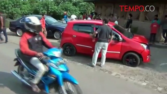 Sopir Melamun, Mobil Tabrak Tiang Lampu Jalan hingga Roboh