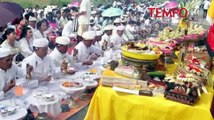 Ribuan Umat Hindu Gelar Upacara Melasti di Pantai Marina Semarang