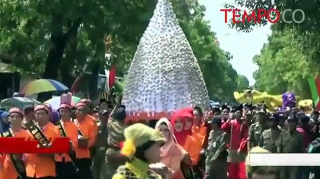 Ribuan Warga Berebut Gunungan Onde-Onde Maulid Nabi