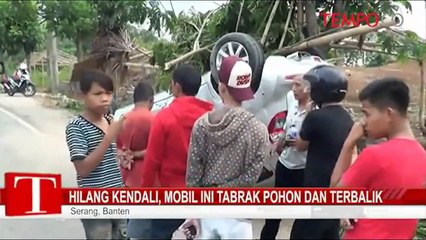 Hilang Kendali, Mobil Ini Tabrak Pohon dan Terbalik