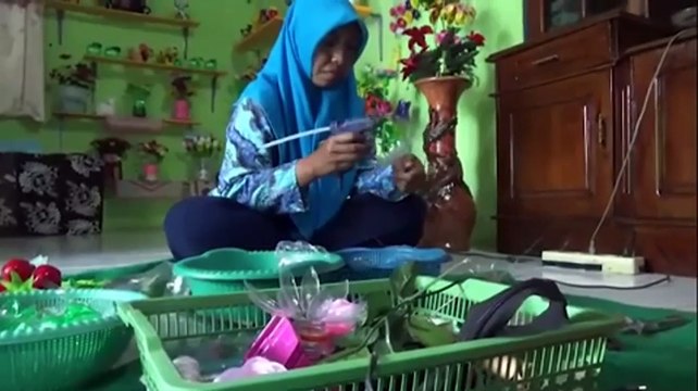 Kreasi Warga, Botol Bekas Minuman Disulap Jadi Bunga