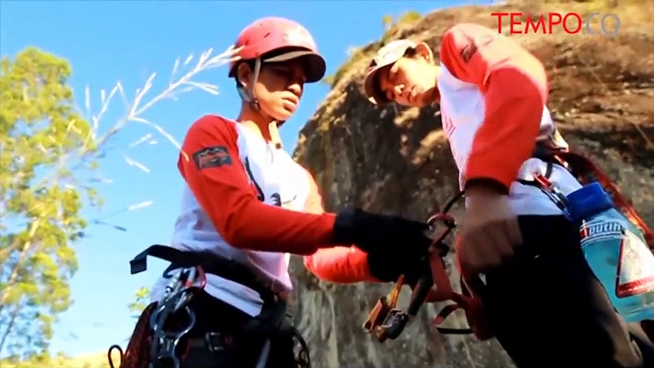 HUT RI ke-70, Pemanjat Tebing Ini Kibarkan Bendera Raksasa