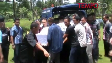 Download Video: Isak Tangis Iringi Pemakaman Jenazah Atlet Terjun Payung