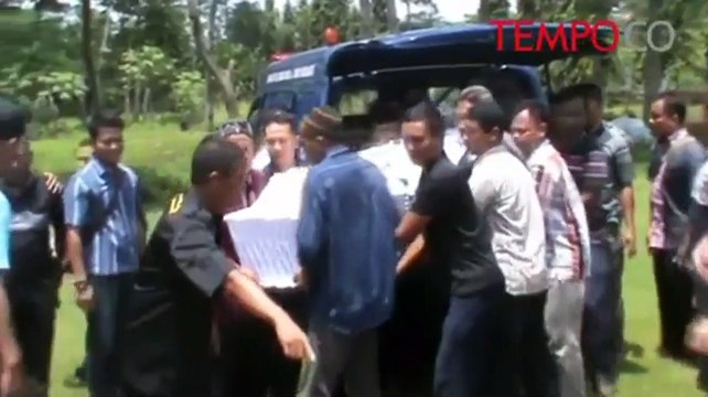Isak Tangis Iringi Pemakaman Jenazah Atlet Terjun Payung