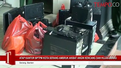 Скачать видео: Atap Kantor BPTPM Ambruk Akibat Angin Kencang dan Hujan Deras