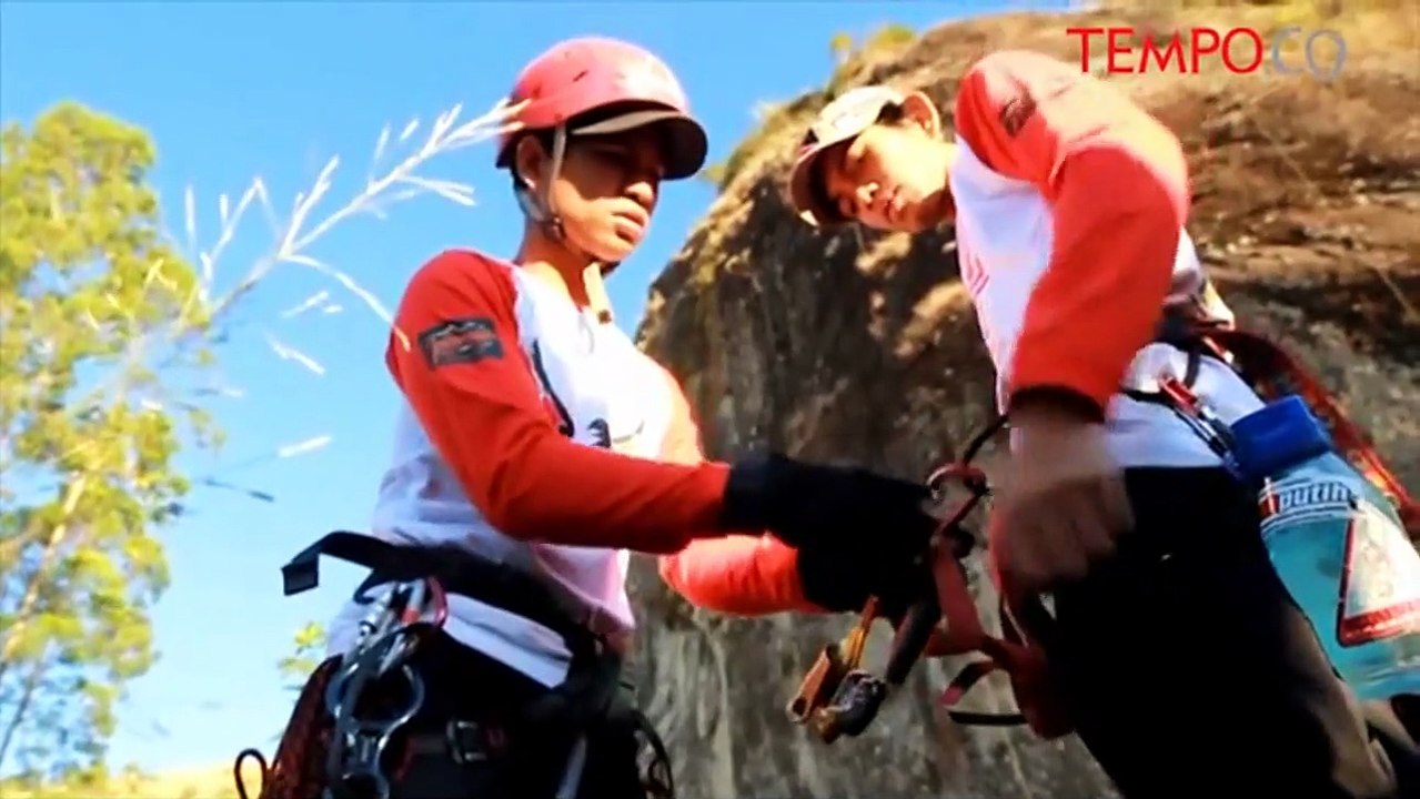 HUT RI ke-70, Pemanjat Tebing Ini Kibarkan Bendera Raksasa