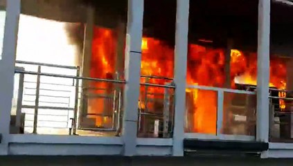 VIDEO WARGA: Bus Transjakarta Terbakar di Halte Salemba UI (oleh Asrorun Niam)