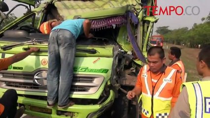 Truk Fuso Tabrak Truk di Depannya sampai Nyungsep