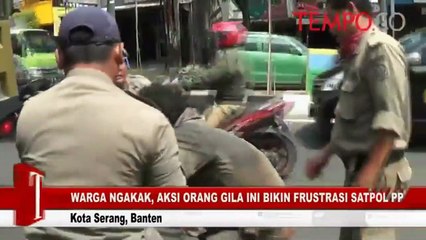Warga Ngakak, Aksi Orang Gila Ini Bikin Frustrasi Satpol PP