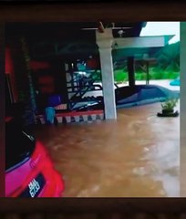 Malaysia turns into an ocean! flash floods hit klang, shah alam after rainstorm