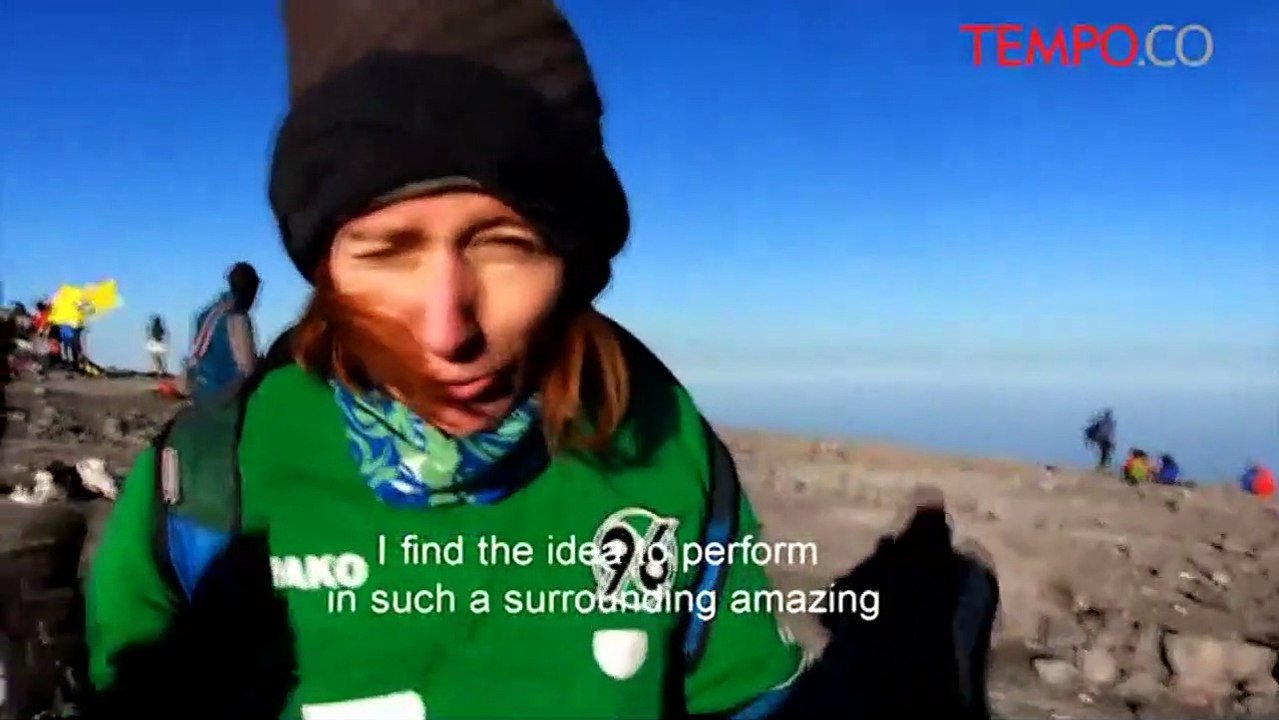 Seniman Ini Lakukan Pantomim di Gunung Semeru