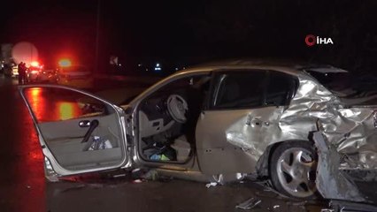 Bursa'da bariyerlere vuran otomobile arkadan gelen TIR çarptı: 1'i ağır 2 yaralı