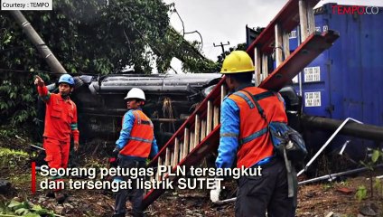 Petugas PLN Kesetrum di SUTET Cipinang