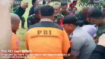 Saat TNI Evakuasi Ibu Hamil dari Daerah Terisolasi Banjir Konawe