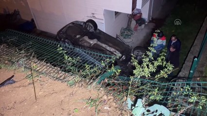 Sitenin bahçesine düşen otomobildeki anne ve 2 çocuğu yaralandı