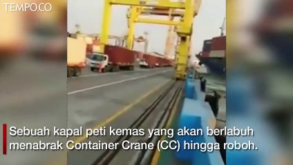 Detik-detik Kapal Bermuatan Peti Kemas Tabrak Dermaga