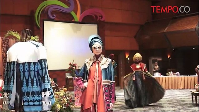 Dian-Pelangi-Tampilkan-Tenun-Bima-di-New-York-Fashion-Week.flv