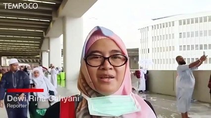 Jemaah Haji Melempar Jumroh, Mina Diguyur Hujan