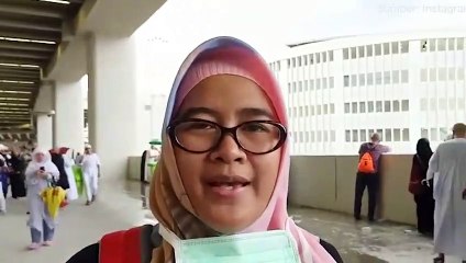 Jemaah Haji Melempar Jumroh, Mina Diguyur Hujan