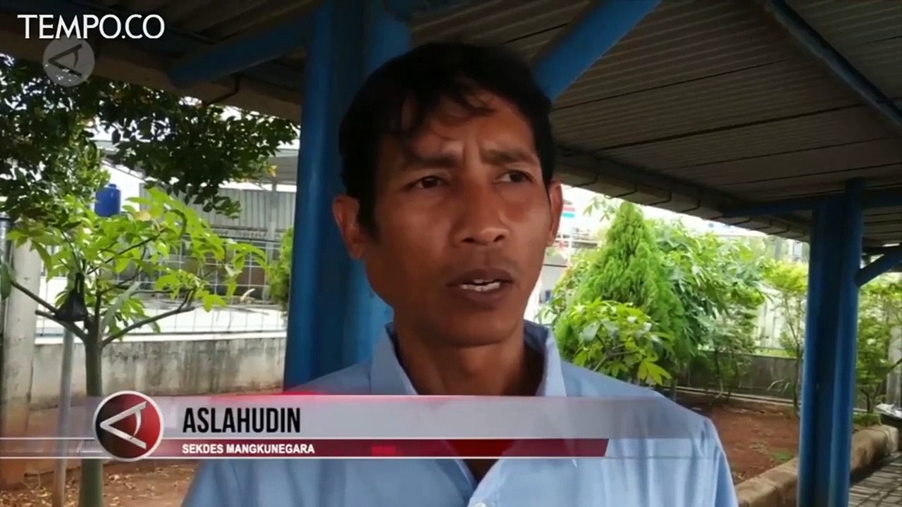 Tercemar Limbah, Air Irigasi Berubah Merah di Banten