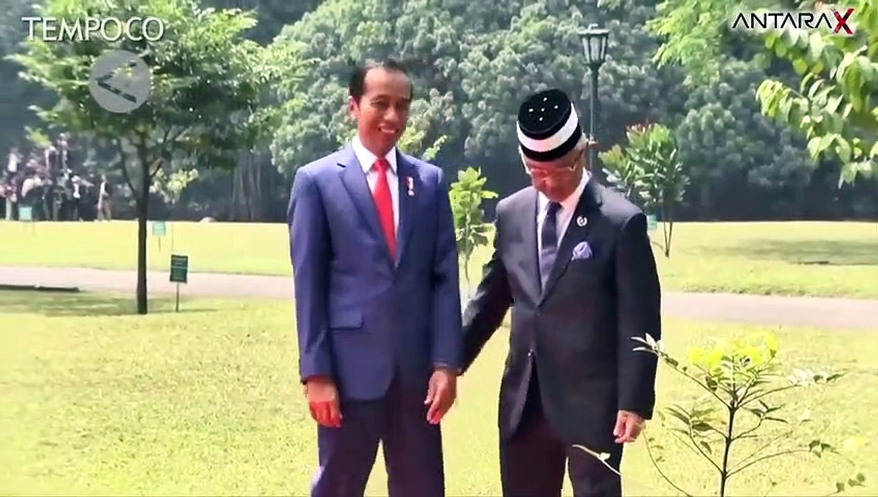Presiden Jokowi Ajak Raja Malaysia Berkeliling Kebun Raya Bogor