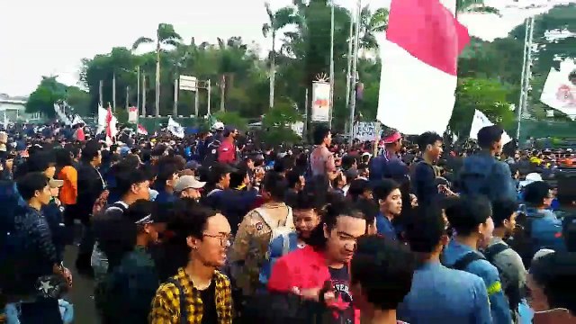 LIVE: Demo Mahasiswa Tolak Revisi UU KPK dan RUU Kontroversial di Gedung DPR