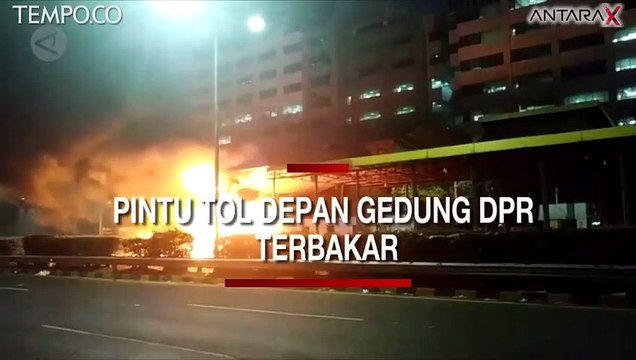 Demo Mahasiswa Ricuh, Pintu Tol Depan Gedung DPR Terbakar