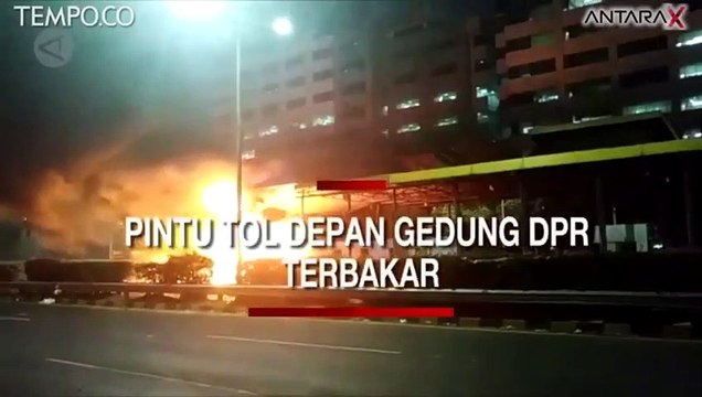 Demo Mahasiswa Ricuh, Pintu Tol Depan Gedung DPR Terbakar