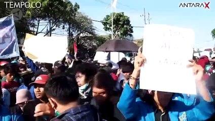 6 Orang Dibawa Polisi saat Unjuk Rasa di Surabaya