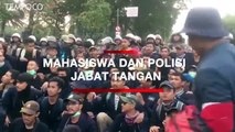 Akhiri Demo, Mahasiswa dan Polisi Saling Berjabat Tangan