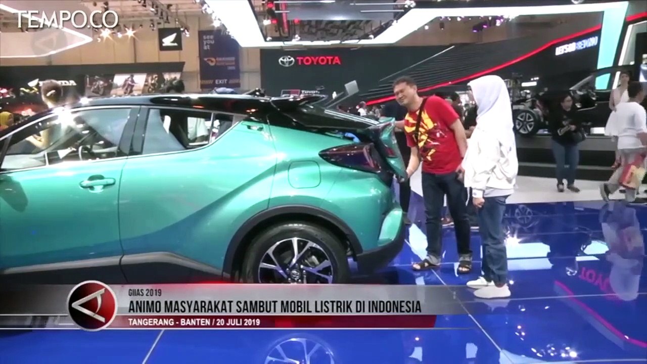 Antusias Masyakarat Lihat Mobil Listrik di GIIAS 2019