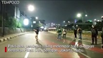 Polisi dan Pendemo Saling Lempar Batu di Sekitar Senayan