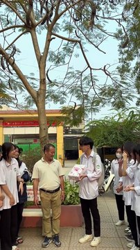 Các bạn học sinh tặng quà tri ân bác bảo vệ nhân ngày 20/11