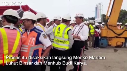 Dua Menteri Memantau Saat Kereta LRT Diangkat ke Depo Cibubur