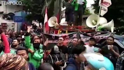 Unjuk Rasa Driver Gojek Diwarnai Aksi Bakar Ban