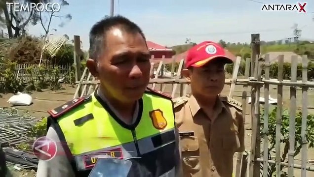 ANGIN KENCANG PUTUS JALUR LALU LINTAS DI PANGALENGAN