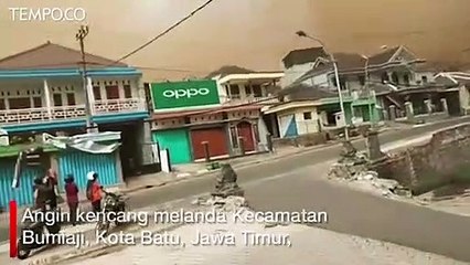 Скачать видео: Detik-detik Angin Kencang Landa Kota Batu, Satu Tewas