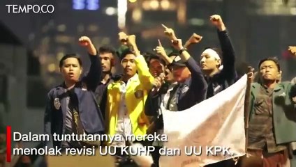 Poster Unik saat Mahasiswa Demo di DPR