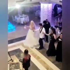 Gelin, damadın elini tutarak halay çekmek isteyen kadına saldırdı