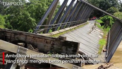 Download Video: Detik-detik Jembatan di Aceh Ambruk Akibat Tergerus Sungai