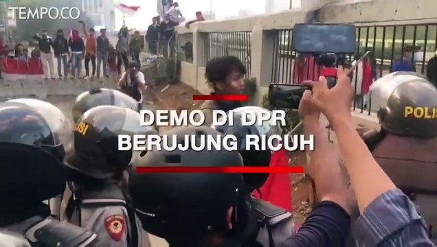 Demo Berujung Ricuh, Massa dan Polisi Saling Serang