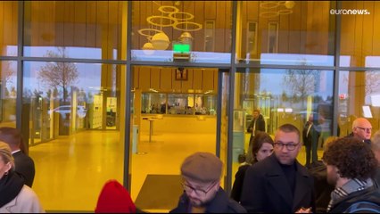 Los familiares de las víctimas del vuelo MH17 celebran la sentencia de la Justicia neerlandesa