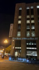 Twitter binasının duvarlarına, Elon Musk'a hakaret ifadeleri yansıtıldı