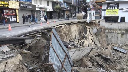 AVCILAR'DA İNŞAATIN TEMEL DUVARI ÇÖKTÜ; YOL KAPANDI