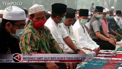 Warga Sampit Salat Minta Hujan di Tengah Kabut Asap