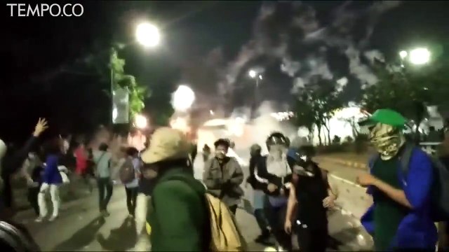 Malam, Demo Mahasiswa Kian Ricuh, Dibubarkan Polisi